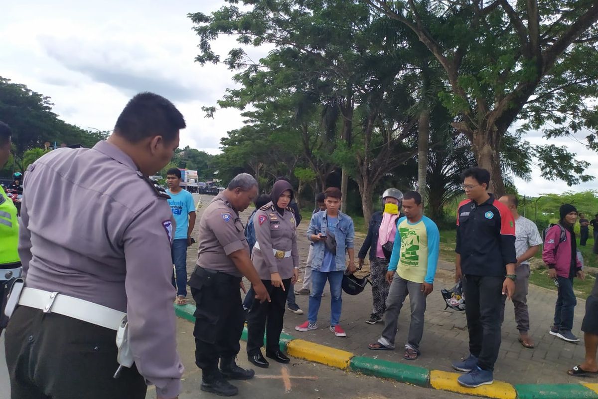 Polisi sedang olah tempat kejadian perkara di titik korban terlindas bus di GOR Sempaja Samarinda Kalimantan Timur, Rabu (26/2/2020).