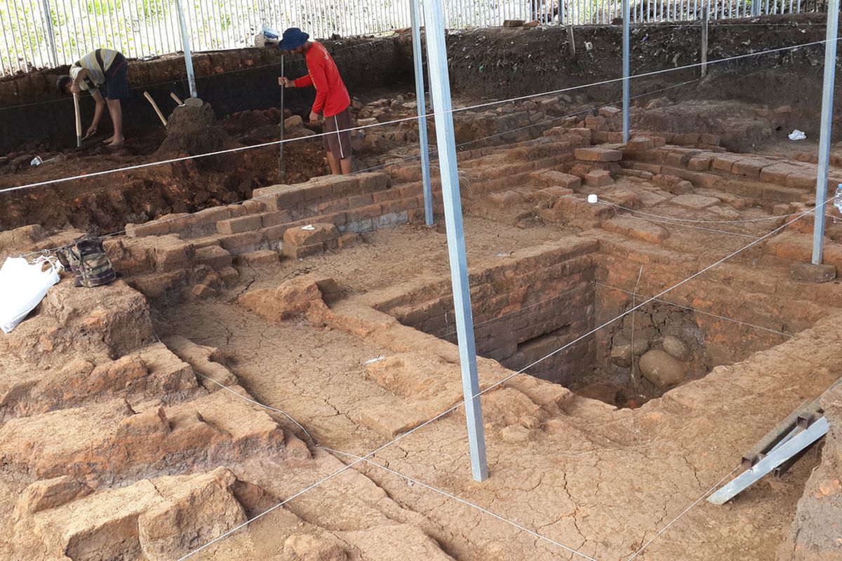 Proses ekskavasi tahap keempat situs purbakala diduga candi di Desa Pendem, Kota Malang, Kamis (12/11/2020).
