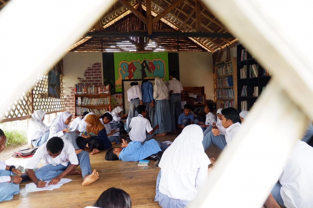 Konsep pelajaran SMK Bakti Karya Parigi di Pangandaran, Jawa Barat, mengutamakan potensi siswa dan menjunjung tinggi nilai keberagaman. Kelas pun dibikin santai tidak kaku seperti sekolah umumnya.