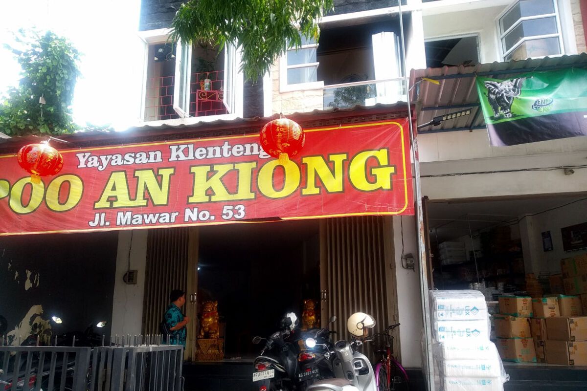 Bangunan ruko dua lantai di Jalan Mawar, Kota Blitar, yang telah lebih dari tiga tahun digunakan sebagai kelenteng sementara.