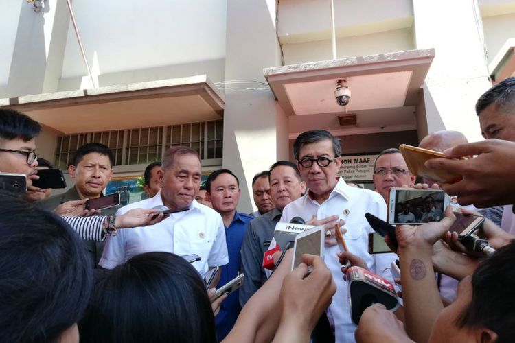 Menteri Pertahanan Ryamizard Ryacudu (baju putih, kiri) dan Menteri Hukum dan Hak Asasi Manusia Yasonna Laoly (baju putih, kanan) di Lapas Klas I Cipinang, Jakarta, Kamis (29/3/2018)