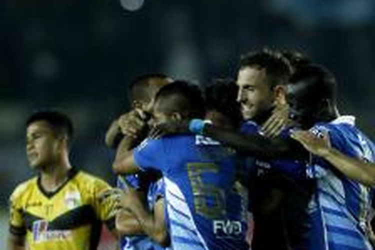 Para pemain Persib Bandung merayakan keberhasilan mencetak gol ke gawang Mitra Kukar, Sabtu (10/10/2015). 