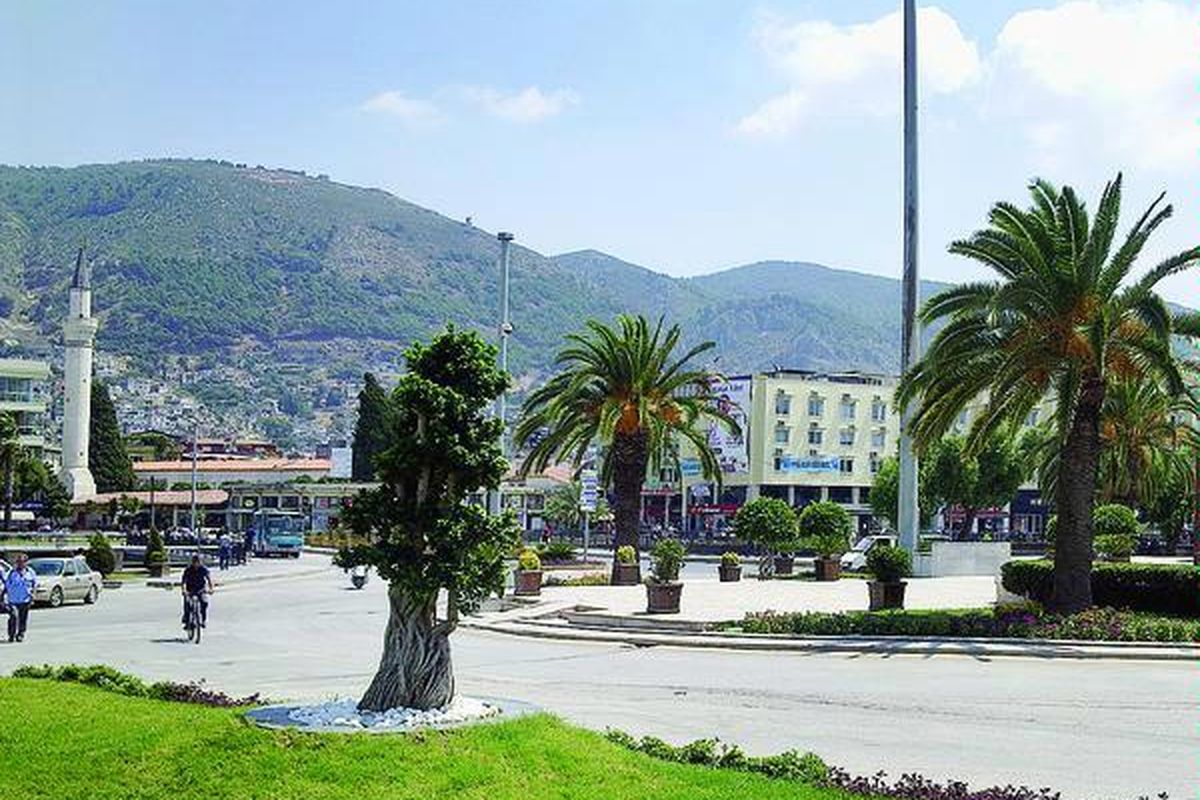 Salah satu sudut kota Antakya di Provinsi Hatay, Turki, Minggu (12/8). Kota yang terletak di lembah dengan dikelilingi perbukitan itu akhir-akhir ini mulai dipadati pengungsi dari Suriah. Provinsi Hatay, dengan Antakya sebagai ibu kotanya, berbatasan dengan Provinsi Idlib dan Aleppo, dua provinsi di Suriah yang paling bergolak dengan bentrokan senjata antara pasukan pemerintah dan oposisi. Pertempuran yang tak kunjung berakhir memaksa warga Suriah mengungsi ke Turki.