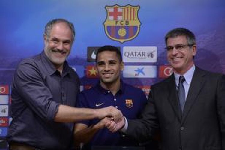 Wakil Presiden Barcelona Jordi Mestre (kanan) dan Direktur Olahraga Barcelona, Andoni Zubizarreta (kiri) memperkenalkan pemain baru klub mereka, Douglas Pereira, di Camp Nou, Jumat (29/8/2014).