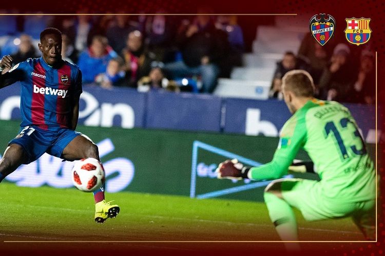 Emmanuel Boateng mencoba menjebol gawang Jasper Cillessen pada pertandingan Levante vs Barcelona dalam laga pertama 16 besar Copa del Rey di Ciudad de Valencia, 10 Januari 2019. 