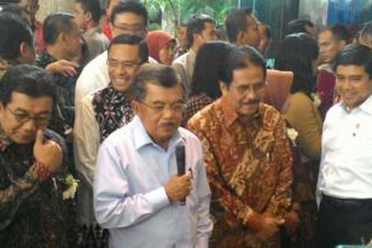Wapres Jusuf Kalla didamping Ketua Komisioner OJK Muliaman Hadad (kiri) dan Menko Perekonomian Sofyan Djalil dalam penutupan bursa, Selasa (30/12/2014)