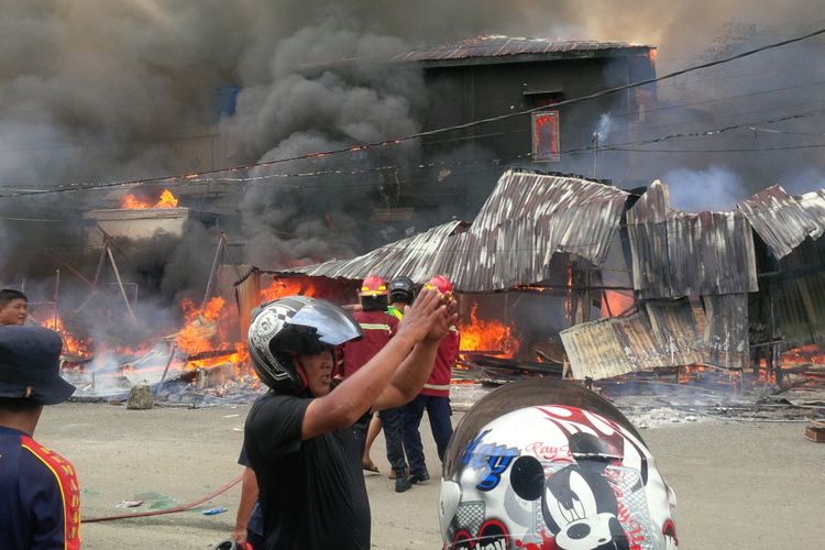 Puluhan kios di Pasar Sentral Inhutani terbakar Selasa siang.  Api diduga berasal dari peralatan masak atau dari lilin karena saat kebakaran terjadi Pasar Sentrak Inhutani sedang mendapat giliran pemadaman listrik.