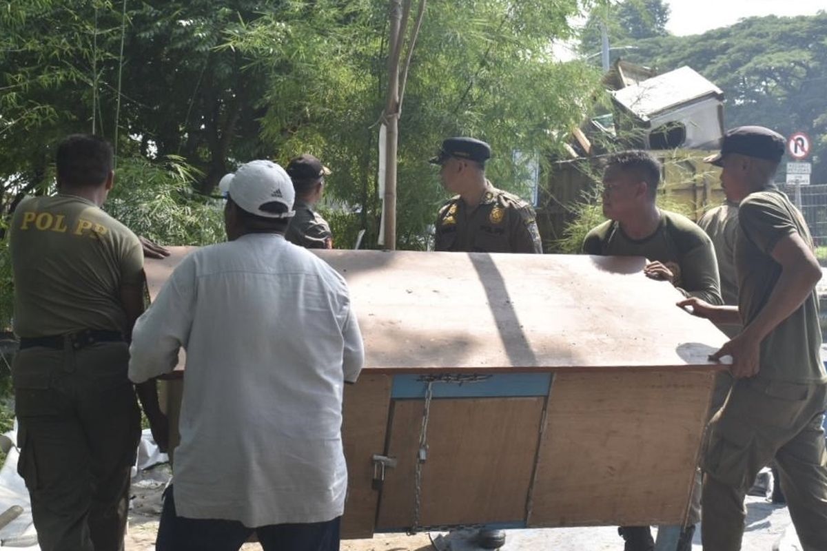 Proses penertiban PKL di bawah kaki Jembatan Suramadu, Kamis (24/4/2025).