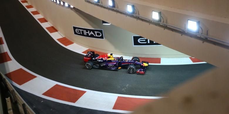 Pebalap Red Bull Racing asal Jerman, Sebastian Vettel keluar dari pit Sirkuit Yas Marina pada sesi latihan bebas dua GP Abu Dhabi, Jumat (1/11/2013).