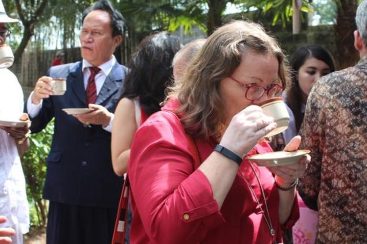 Para dubes sedang menikmati jamu dalam keegiatan diplomatik tour di Taman Djamu Indonesia (TDI), milik perusahaan jamu legendaris PT Nyonya Meneer di Kecamatan Bergas, Kab. Semarang, Jumat (5/6/2015) siang