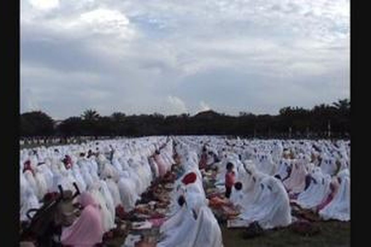 Ribuan warga Kota Banda Aceh berkumpul di Lapangan Blang Padang Banda Aceh, Selasa (15/10/13) melaksanakan ibadah shalat Idul Adha 1434H. ***** K12-11