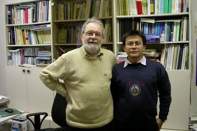 Toni Toharudin (kanan) sukses menyabet gelar profesor bidang Ilmu Data Sains di Universitas Padjajaran, dan akan menjalani pengukuhan pada Agustus 2023 nanti.