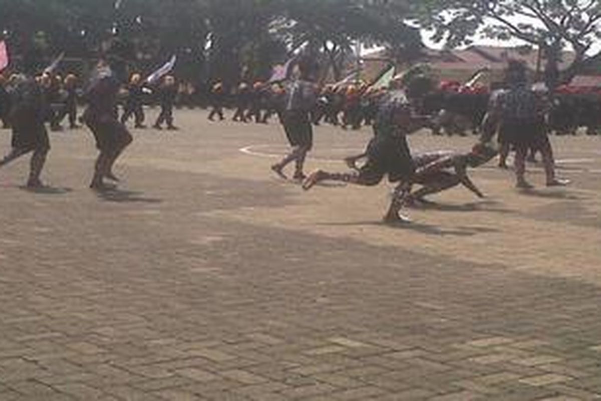 JAKARTA, KOMPAS.com-Tari Perang Papua meriahkan acara HUT Korps Brimob Polri ke 66 di Mako Brimob Kelapa Dua Depok. Acara ini dihadiri Kapolri Jenderal Timur Pradopo dan perwira tinggi Polri lainnya. Selain tari perang juga ada aksi ketangkasan personil Brimob dan aksi-aksi tarian dari Betawi dan Aceh. 