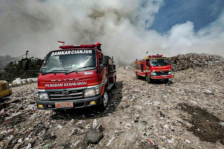 Kebakaran dibTPA Sarimukti, Kecamatan Cipatat, Kabupaten Bandung Barat (KBB), Jawa Barat tak kunjung padam meski sudah hari keenam, Kamis (24/8/2023).