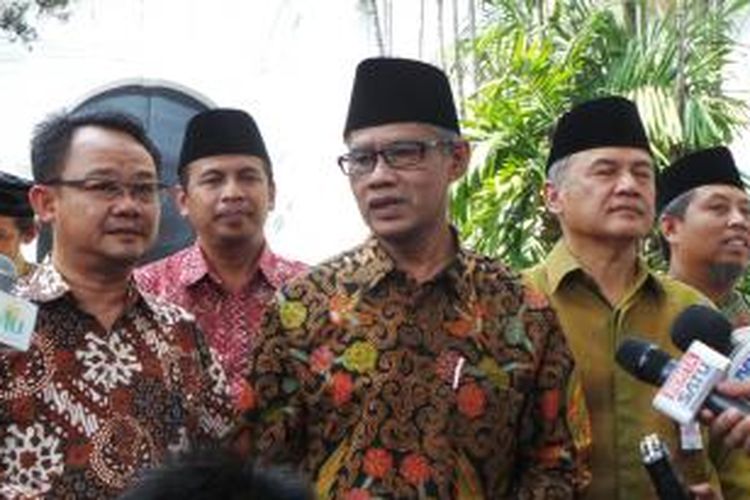 Ketua Umum Pengurus Pusat Muhammadiyah Haedar Nashir (tengah) di Kompleks Istana Kepresidenan, Jakarta, Selasa (22/9/2015).