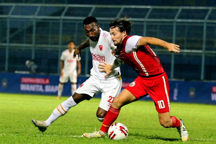 Penyerang PSM Makassar, Patrich Wanggai, berduel dengan gelandang Persija Jakarta, Marc Klok, pada laga fase grup Piala Menpora 2021 yang berlangsung di Stadion Kanjuruhan, Malang, Senin (22/3/2021) malam WIB.