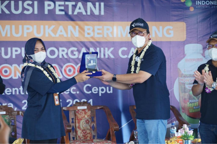 Direktur Produksi Pupuk Indonesia Bob Indiarto bersama Wakil Bupati Blora Tri Yuli Setyowati dalam acara demplot tanaman padi di Desa Kentong, Kecamatan Cepu, Kabupaten Blora. 