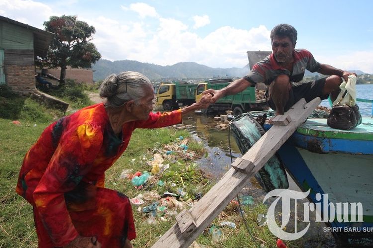 Hakim Pengadilan Negeri Balige, Kabupaten Toba Samosir, Sumater Utara menjatuhi hukuman penjara 1 bulan 14 hari kepada Saulina boru Sitorus (92 tahun) alias Ompung Linda. Pasca-vonis, Ompung Linda didampingi kuasa hukumnya, Boy Raja Marpaung, mengajukan banding. Oleh karena itu, dia masih harus pulang pergi ke Balige, seperti pada Rabu (31/1/2018).