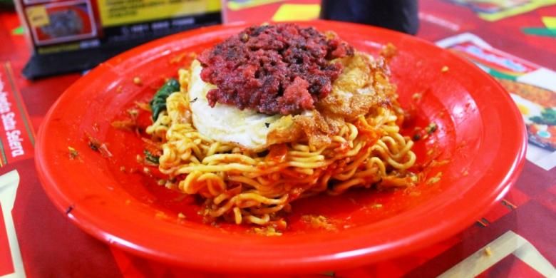 Indomie Garuk dengan 50 cabai di Resto Abang Ade, Jalan Mandala Utama Nomor 8, Tomang.