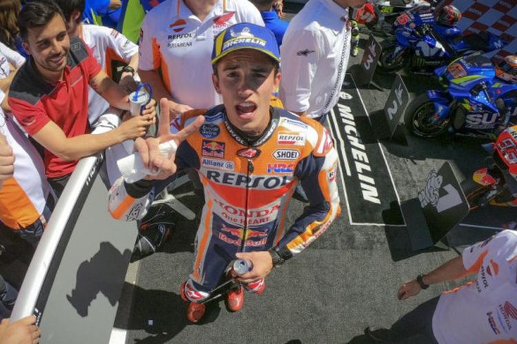 Marc Marquez melakukan selebrasi usai memenangkan balapan MotoGP Belanda di Sikruit Assen, Belanda, Minggu (1/7/2018).
