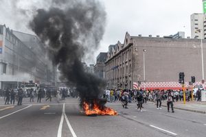 Demo Antiimigran di Afsel Memanas, Warga Asing Tewas Dikeroyok 50 Orang
