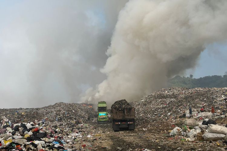 Kondisi terkini kebakaran gunungan sampah di TPA Sarimukti, Selasa (22/8/2023).
