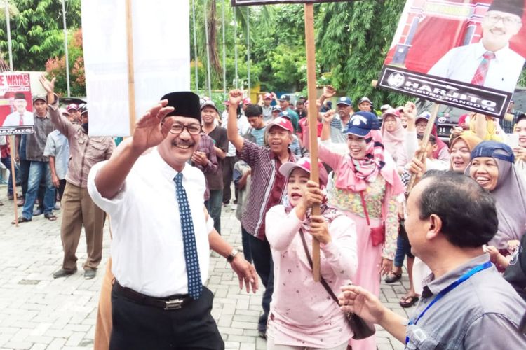 Suhandoyo (peci hitam) bersama para simpatisan menyerahkan berkas dukungan di kantor KPU Lamongan, Kamis (20/2/2020).