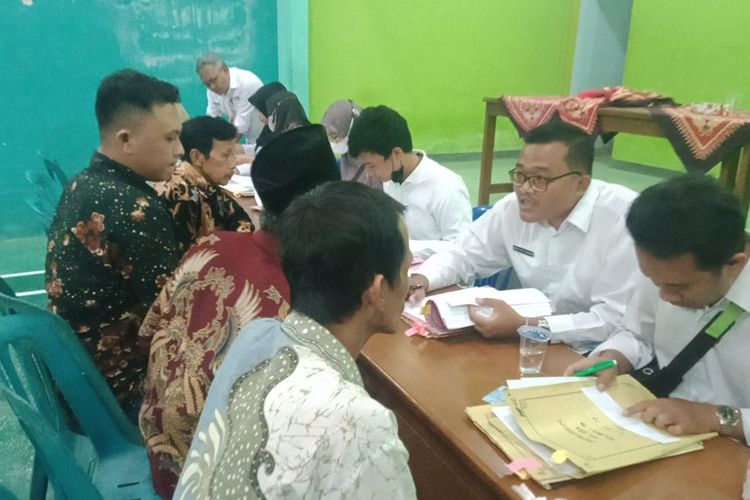 Suasana pemberkasan ulang terhadap beberapa bidang tanah yang masih berperkara hukum, di ruang pertemuan kantor Desa Nglaris, Kecamatan Bener Kabupaten Purworejo  pada Rabu (2/11/2022).