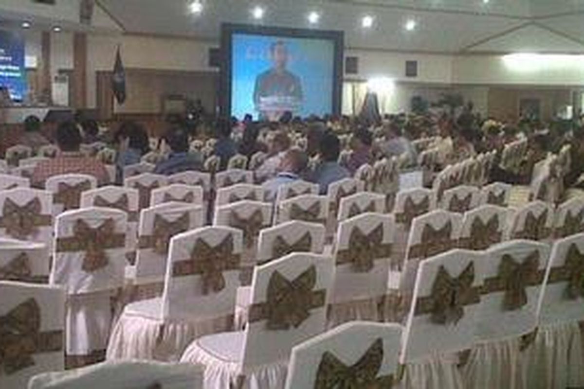 Ruangan tenpat berlangsungnya Rembuk Nasional Pendidikan dan Kebudayaan tampak kosong saat acara penutupan, Selasa (28/2/2012) sore.