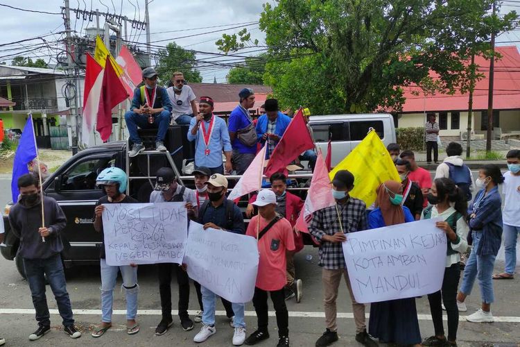 Puluhan mahasiswa dari berbagai OKP di Ambon menggelkar kasi unjuk rasa memprotes penghentian penyelidkkan kasus dugaan korupsi di DPRD Kota Ambon yang berlangsung di Kantor Kejari Ambon, Kamis (10/2/2022)