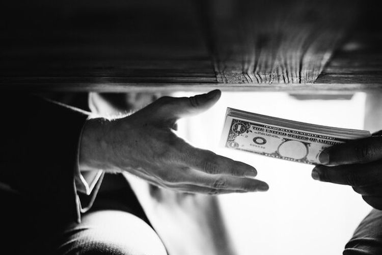 Ilustrasi korupsi.  Mantan Kepala Sekolah (Kepsek) SMK PGRI 2 Ponorogo, Syamhudi Arifin, dijatuhi hukuman 14 tahun 6 bulan penjara setelah terbukti menyelewengkan dana Bantuan Operasional Sekolah (BOS) selama lima tahun, sejak 2019 hingga 2024. Akibat perbuatannya, negara mengalami kerugian hingga Rp 25 miliar.