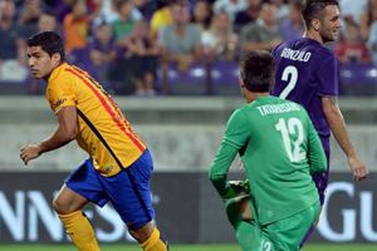 Luis Suarez mencetak satu gol saat Barcelona kalah 1-2 dari Fiorentina, Minggu (2/8/2015). 