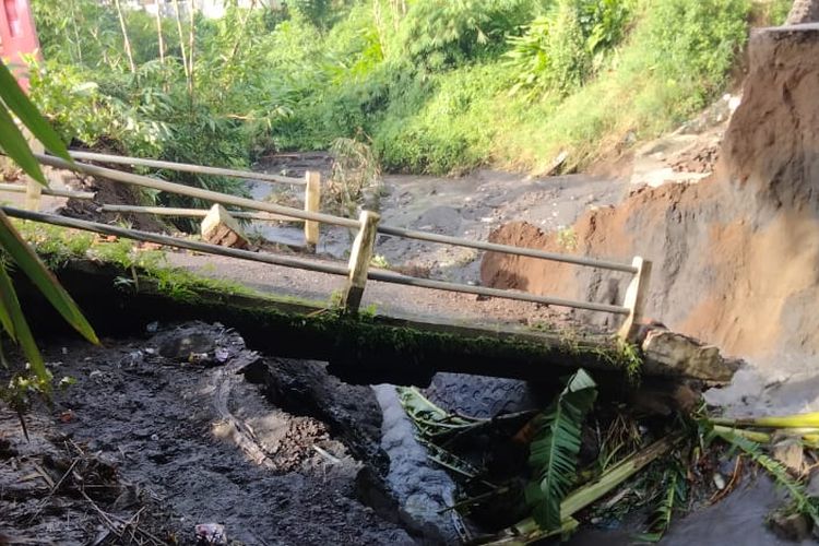 Jembatan di Desa Kertosari Kecamatan Pakusari yang ambruk setelah diguyur hujan selama dua hari