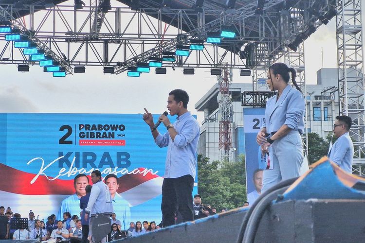 Calon Wakil Presiden (Cawapres) Paslon nomor urut 02, Gibran Rakabuming Raka menyampaikan orasi saat kampanye akbar di Simpang Lima Semarang, Minggu (28/1/2024).