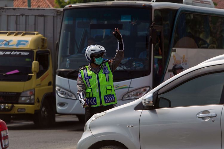 Kendaraan melintasi Tol Pejagan - Brebes, Jawa Tengah, saat arus mudik lebaran H-6, Sabtu (11/7/2015). Tol Pejagan-Brebes dioperasikan untuk mengurangi kemacetan arus mudik lebaran meski kondisi fisik jalan masih jelek. KOMPAS IMAGES/KRISTIANTO PURNOMO