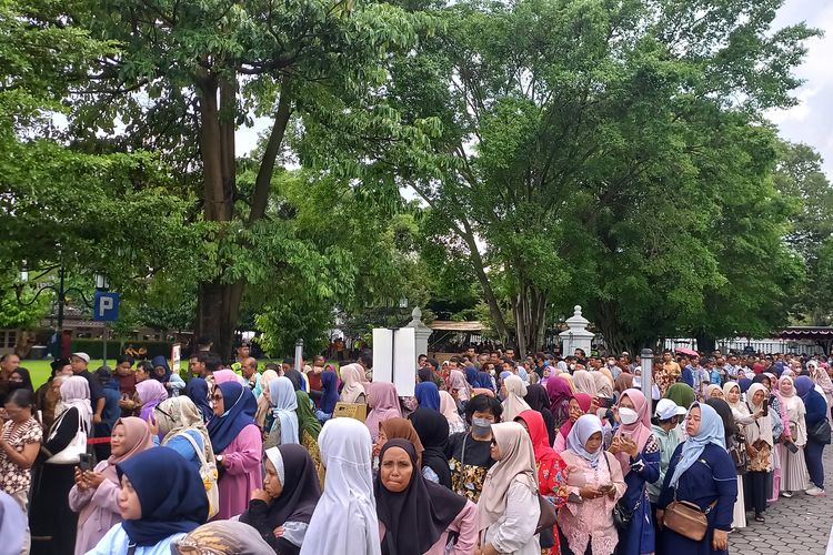 Libur Jualan demi Ngalap Berkah, Antusias Warga Yogyakarta Silaturahmi dengan Sultan HB X