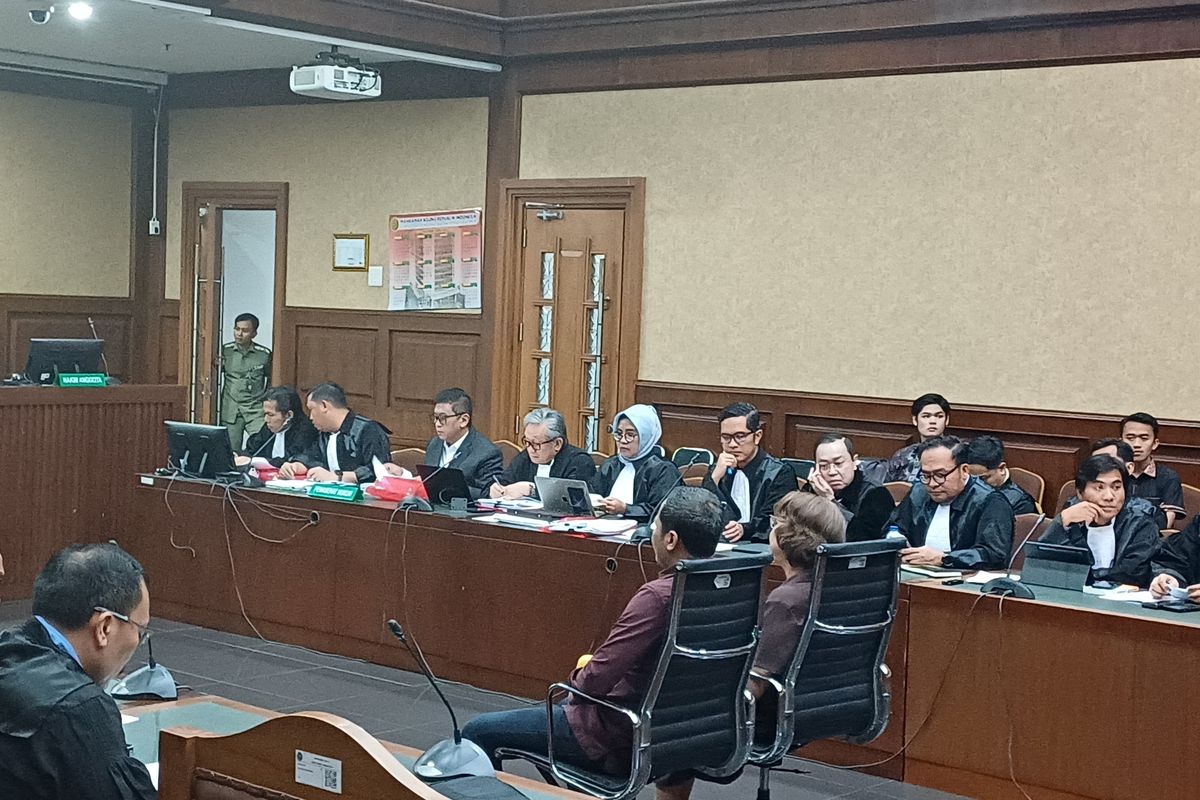 Eks anggota Bawaslu RI Agustiani Tio frirelina dan kader PDI-P, Donny Tri Istiqomah saat dihadirkan sebagai saksi kasus dugaan suap pengurusan PAW DPR RI Harun Masiku yang menjerat Sekjen PDI-P Hasto Kristiyanto di Pengadilan Tipikor Jakarta Pusat, Kamis (24/4/2025).