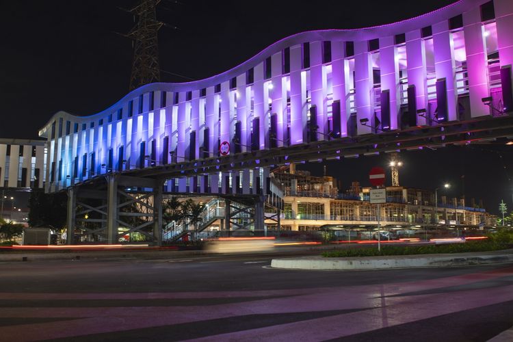 Jembatan Penyeberangan Orang (JPO) di Kawasan Senen, Jakarta Pusat, dipercantik dengan LED Philips dari Signify
