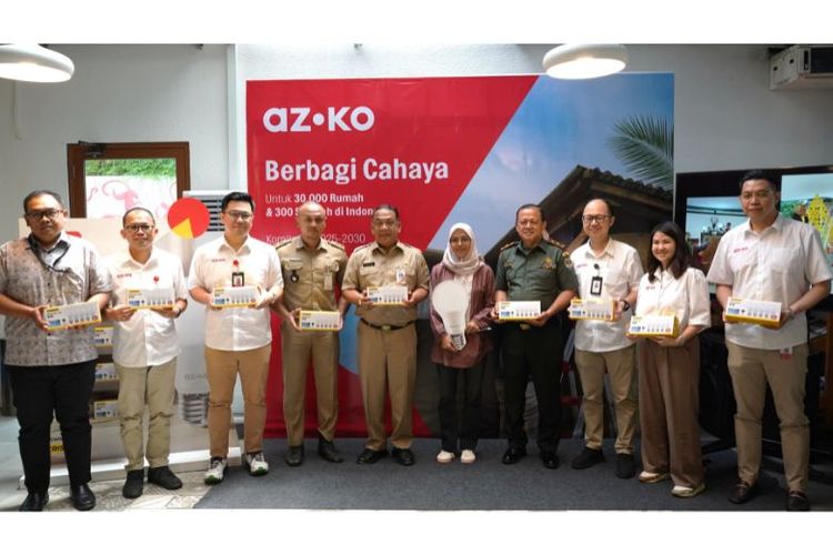 Gregory S. Widjaja dan Teresa Wibowo, Direktur PT Aspirasi Hidup Indonesia Tbk, bersama perwakilan Pemerintah Kota Jakarta Barat, saat simbolisasi AZKO Berbagi Cahaya untuk Warga Kembangan Selatan. 