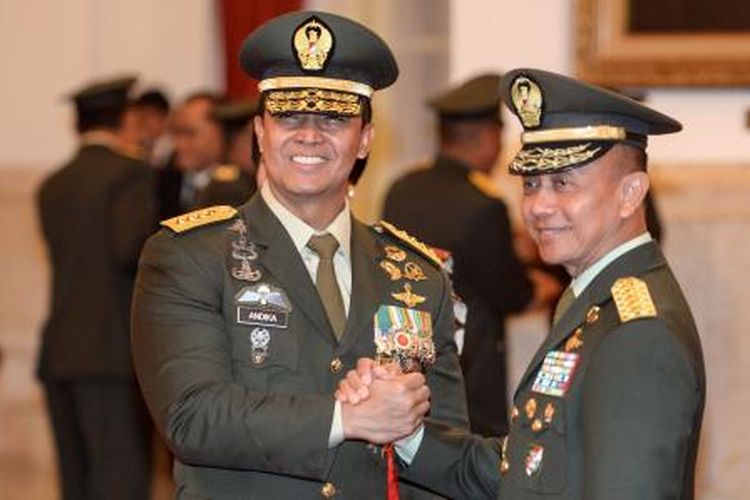 Mantan Kepala Staf Angkatan Darat (KSAD) Jenderal TNI Mulyono (kanan) memberikan ucapan selamat kepada KSAD yang baru, Jenderal TNI Andika Perkasa, di Istana Kepresidenan Jakarta, Kamis (22/11 /2018)