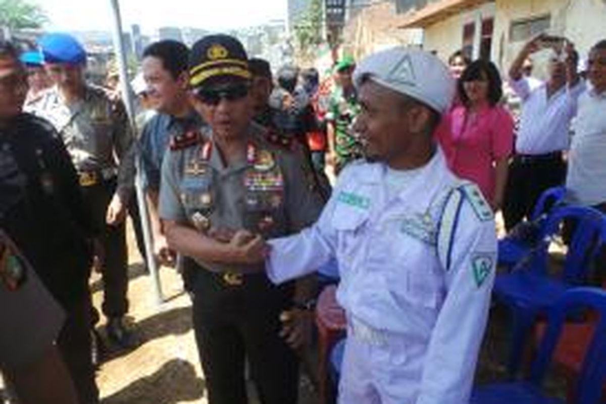Kapolda Metro Jaya Irjen Tito Karnavian datang ke Kampung Pulo untuk menyerahkan kurban. Rabu (23/9/2015)