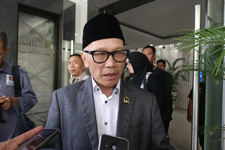 Ketua DPRD Provinsi Jawa Barat Buky Wibawa Karya Guna menanggapi aksi walk out yang dilakukan oleh fraksi Partai Demokrasi Indonesia Perjuangan (PDI-P) dalam rapat paripurna, Jumat (16/5/2025).