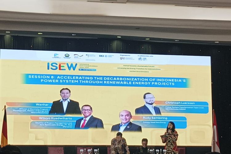 Sesi 1 Accelerating the Decarbonisation of Indonesia's Power System through Renewable Energy Projects dalam rangkaian acara Indonesia Sustainable Energy Week (ISEW) 2024 di Jakarta, Rabu (11/9/2024). 
