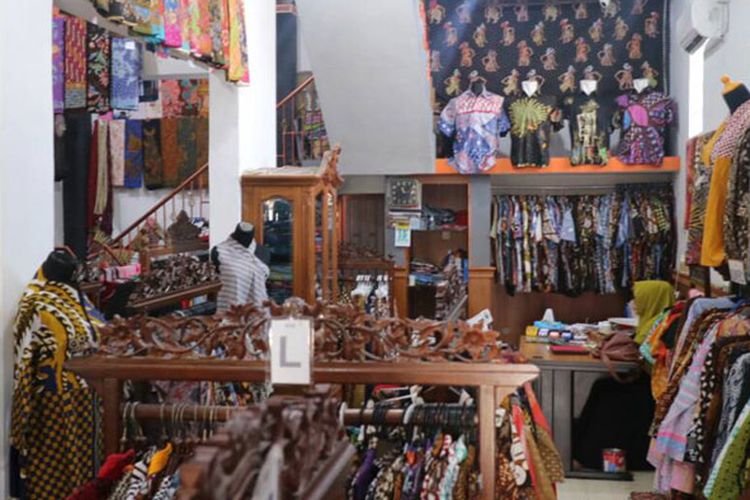 Salah satu ruangan rumah warga Kampung Batik Semarang yang dijadikan showroom batik yaitu Omah Batik Ngesti Pandowo, Jumat (16/6/2017). Di kampung ini wisatawan memang terpuaskan dengan ragam batik semarang yang dipajang oleh hampir setiap rumah.