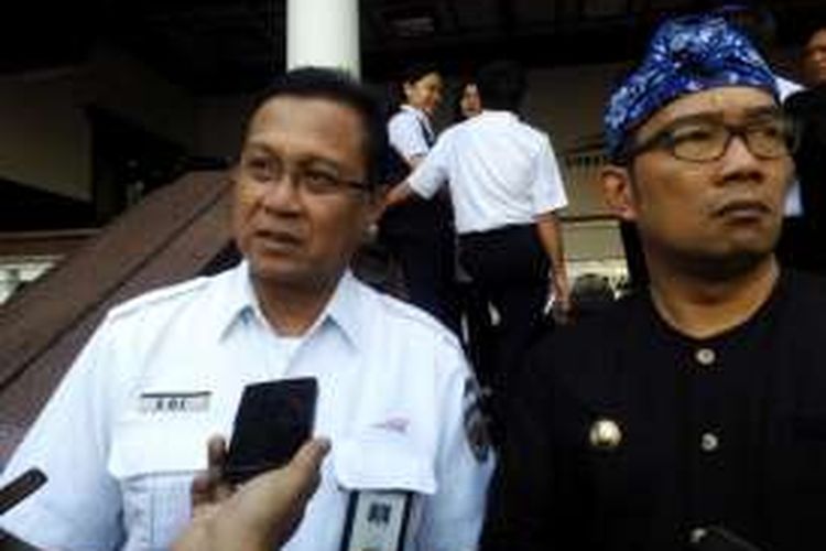 Wali Kota Bandung Ridwan Kamil bersama Direktur Utama PT KAI Edi Sukmoro usaii menggelar rapat kerja sama di kantor PT KAI, Bandung, beberapa waktu lalu.