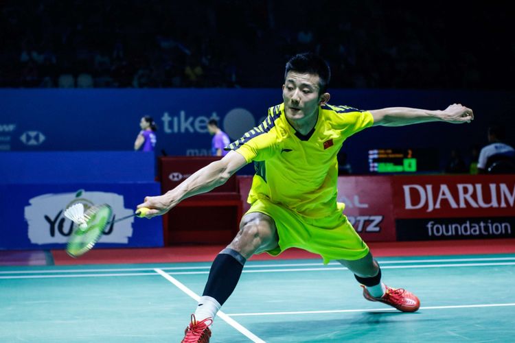 Pebulu tangkis tunggal putra Cina, Chen Long mengembalikan bola ke arah tunggal putra asal Prancis, Brice Leverdez dalam laga babak pertama Indonesia Open 2018 di Istora Senayan, Jakarta, Selasa (3/7/2018). Pebulu tangkis tunggal putra Prancis, Brice Leverdez menang dengan tiga gim 17-21 22-20 dan 21-19.