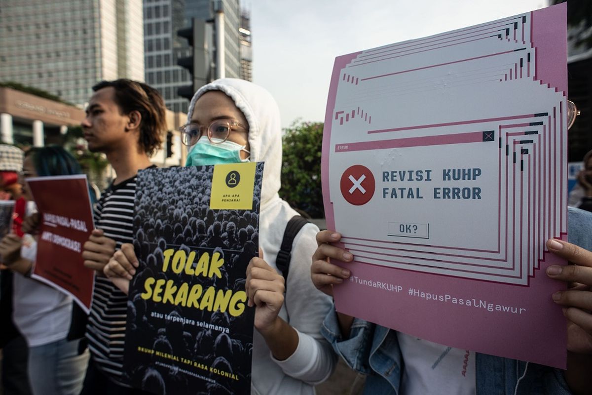 Sekelompok warga  dari Aliansi Masyarakat Sipil untuk Keadilan Demokrasi melakukan aksi saat berlangsungnya Hari Bebas Kendaraan Bermotor (HBKB) di kawasan Bundaran HI, Jakarta, Minggu (15/9/2019). Aksi yang bertepatan dengan Hari Demokrasi Internasional tersebut sebagai bentuk penolakan terhadap revisi Rancangan Kitab Undang-Undang Hukum Pidana (RKUHP) karena dapat mematikan perjuangan para pegiat sosial. ANTARA FOTO/Aprillio Akbar/pd.