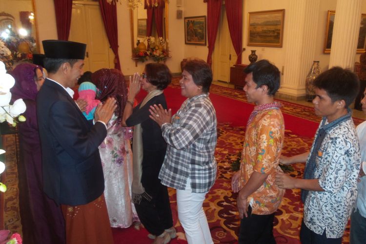 Presiden Joko Widodo saat bersalaman dengan warga dalam acara halal bihalal di Istana Negara, Jakarta, Minggu (25/6/2017).