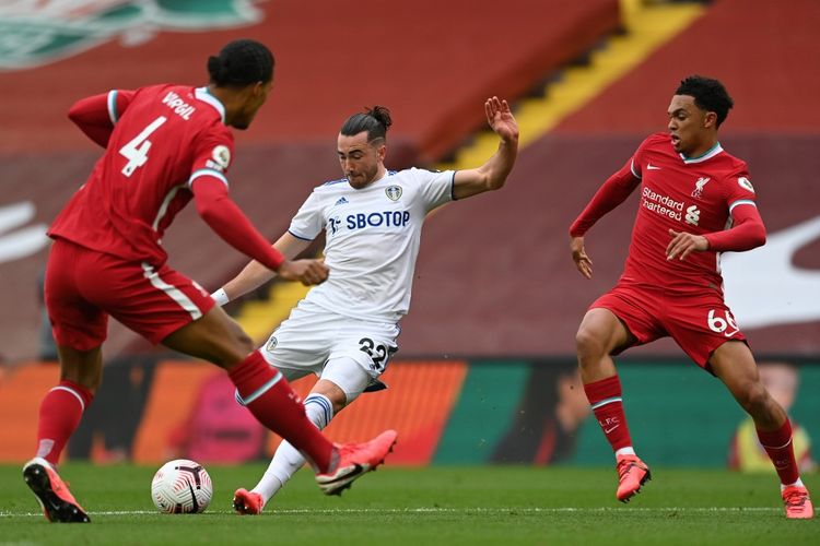 Gelandang Jack Harrison (tengah) melepaskan tendangan yang berujung gol pada laga Liverpool vs Leeds United, di Stadion Anfield, Sabtu (12/9/2020).