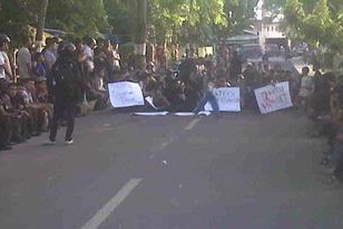 Bentrok dengan Satpol PP usai menggelar aksi, mahasiswa blokade jalan